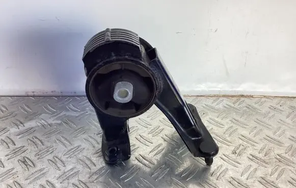 Lexus CT 200H Engine mount bracket