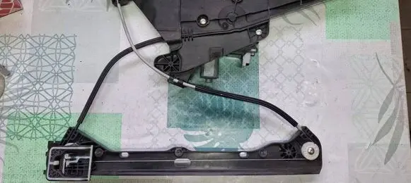 Opel Corsa F Front door electric window regulator 9829043380 39182143