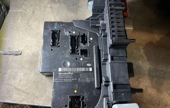 Mercedes-Benz E W212 SAM control unit A2129004901 2129004901