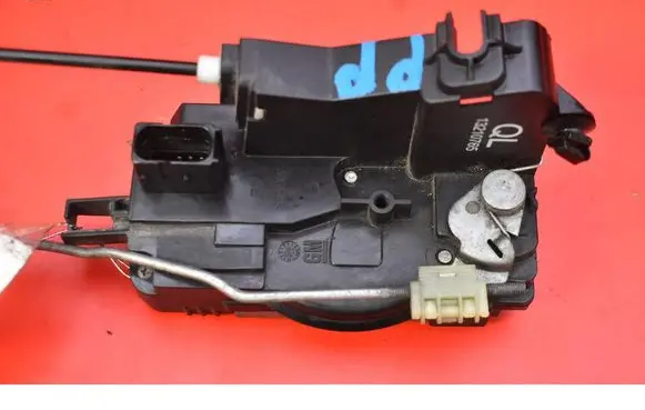 Opel Vectra C Front door lock 13210765