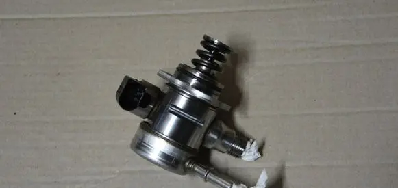 Volkswagen Golf VII Fuel injection high pressure pump 05E127027