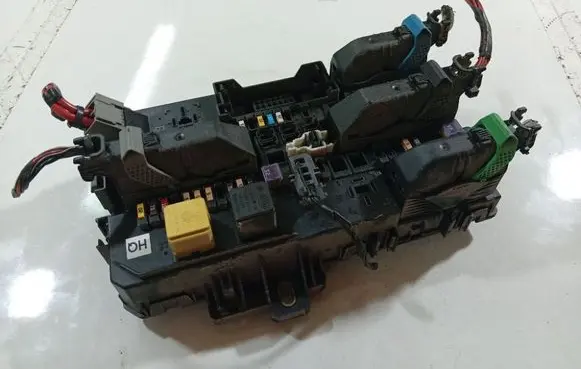 Opel Zafira B Fuse box set 13220831