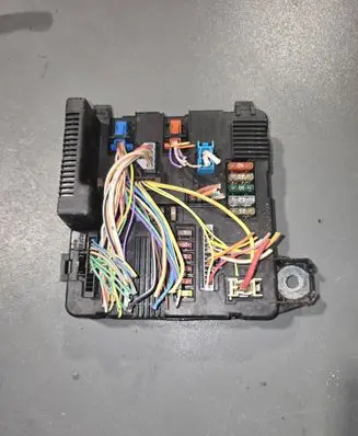 Renault Megane II Fuse module 8200306033A 04321 S118399300J