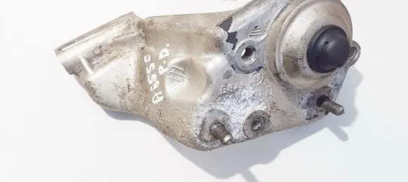 Engine mounting bracket