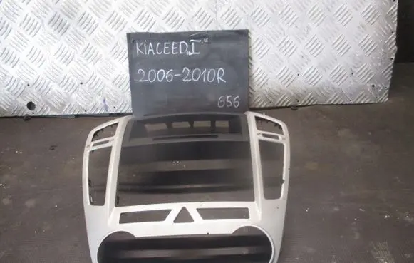 KIA Ceed Radio/GPS head unit trim 