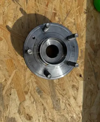 Opel Zafira C Front wheel hub 13583479