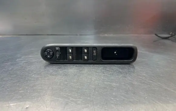 Peugeot 5008 Electric window control switch 96650621ZD F252846 30170357