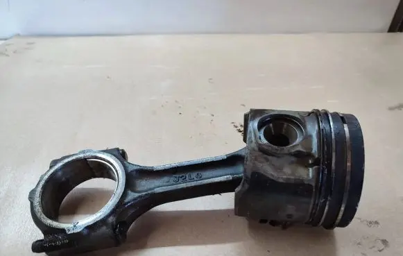 KIA Sorento Piston with connecting rod