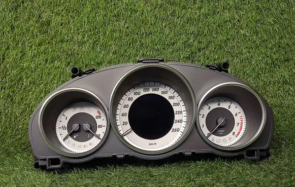 Speedometer (instrument cluster)