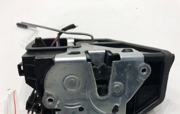 BMW X3 F25 Front door lock 7318424