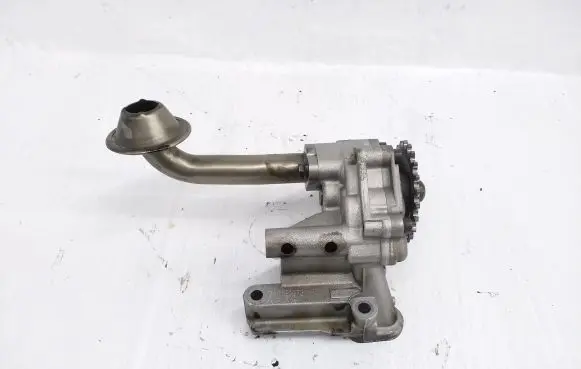 Volkswagen PASSAT B6 Oil pump 038115105C