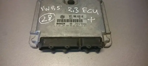 Volkswagen PASSAT B5 Engine control unit/module 071906018AE 0261206620