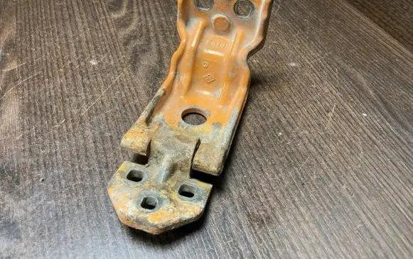 Renault Master III Loading door lower hinge 844000013R
