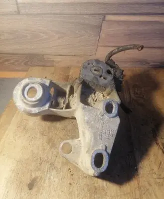 Audi A4 S4 B5 8D Engine mounting bracket