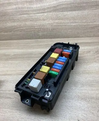 Opel Vectra C Fuse module 93173413