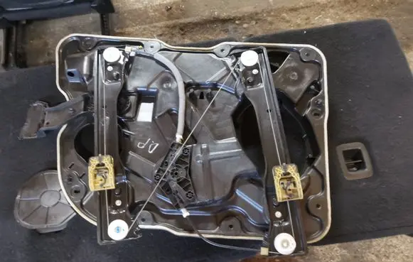 Dodge Durango III Front window lifting mechanism without motor