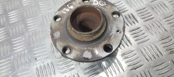 Rear wheel hub