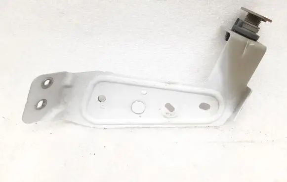 Volvo XC90 Fender mounting bracket