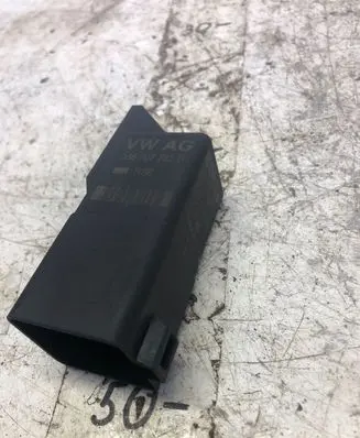 Volkswagen Touran II Glow plug pre-heat relay 038907281d
