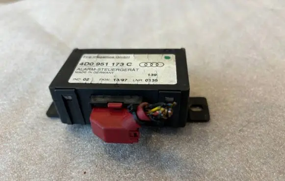 Audi A8 S8 D2 4D Alarm control unit/module 4D0951173C