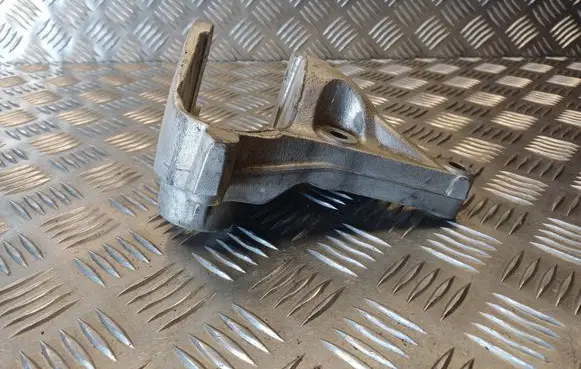 Engine mounting bracket
