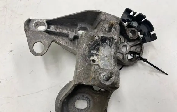 Engine mounting bracket