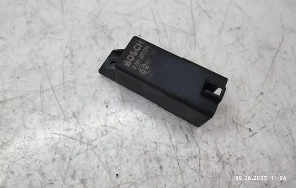 Mitsubishi L200 Glow plug pre-heat relay 0281003056