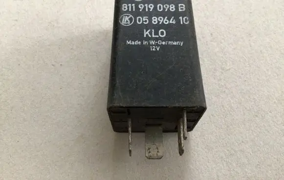 Volkswagen PASSAT B5.5 Other relay 811919098B