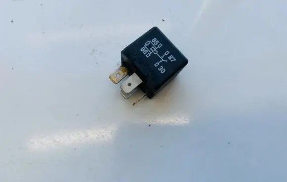 Volkswagen PASSAT B5.5 Other relay 8d0951253a
