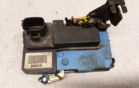 Volvo V70 Front door lock 8650546