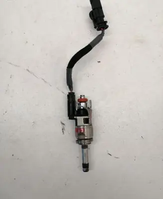 Volvo XC60 Fuel injector 32140134