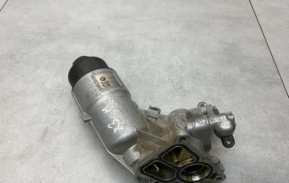 Oil filter mounting bracket