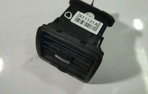 Volkswagen Golf V Dash center air vent grill 