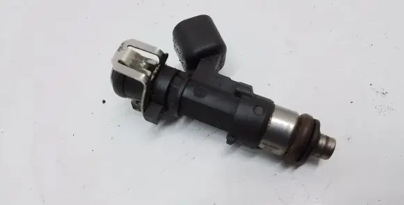 Volvo S60 Fuel injector 30757534