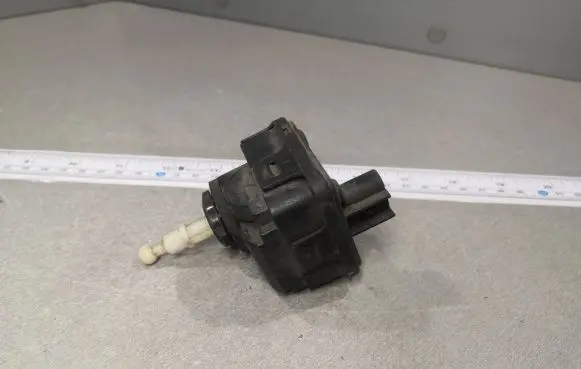 Opel Omega B2 Headlight level adjustment motor 90492832 00728230