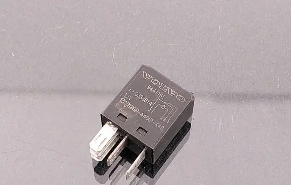 Volvo V70 Hazard warning light relay 9441161