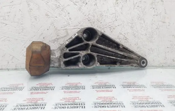 Engine mounting bracket