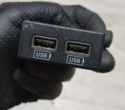 Jeep Grand Cherokee USB socket connector 68145567AA