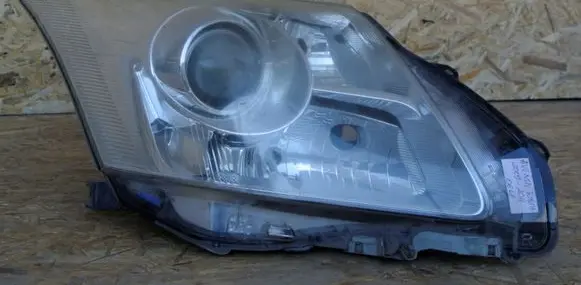 Toyota Avensis T270 Headlight/headlamp