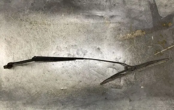 Nissan Almera N16 Front wiper blade arm 182129 12328886