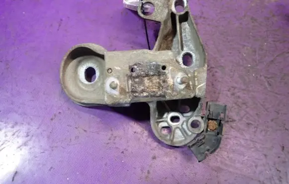 Volkswagen PASSAT B5.5 Engine mounting bracket 8E0199352F
