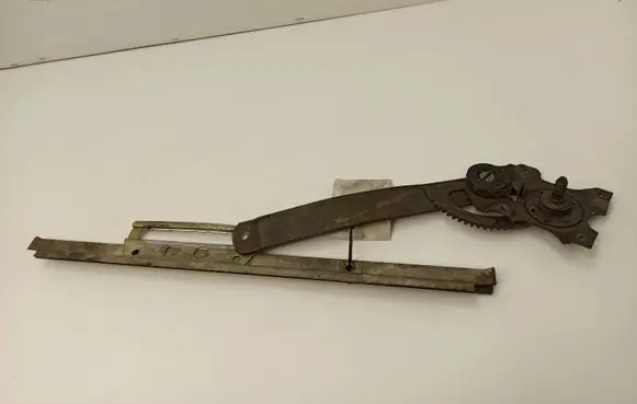 Rear door manual window regulator