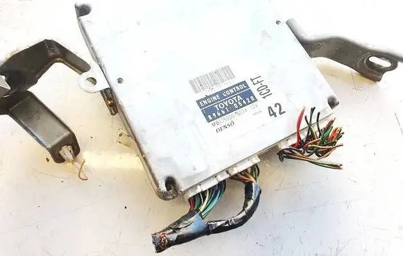 Toyota Avensis T220 Engine control unit/module 8966105420