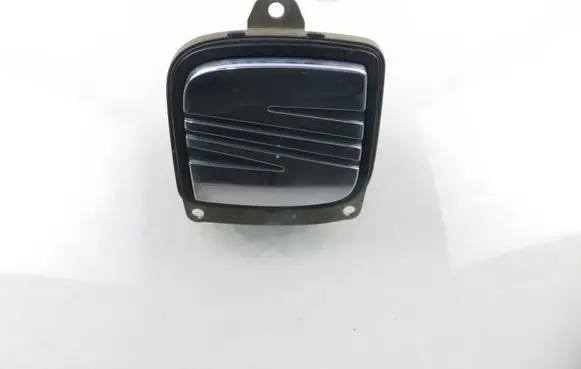 Seat Cordoba (6L) Rear door exterior handle/bracket 6L6827573E 6L6827573D