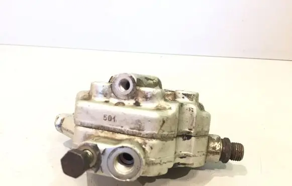 Audi 100 200 5000 C3 Fuel distributor 0438101006