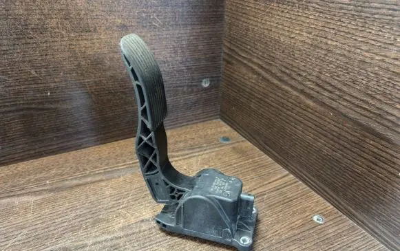 Accelerator throttle pedal