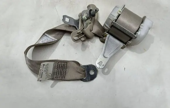 Lexus RX 330 - 350 - 400H Rear seatbelt 7K8300 641422 0432113