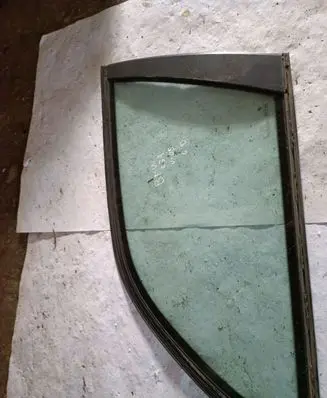 BMW 5 E39 Rear side window AS2