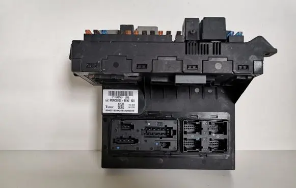 Mercedes-Benz E W211 Fuse module 2115457401