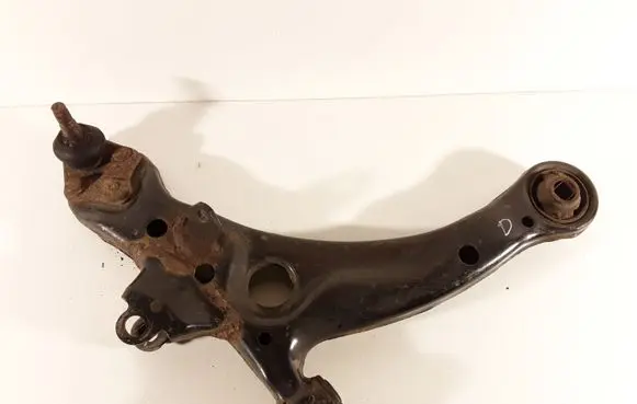 Toyota Avensis T220 Front lower control arm/wishbone P332